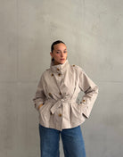 Kurzer Trenchcoat mit Stehkragen - Switch-Fashion