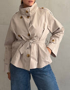 Kurzer Trenchcoat mit Stehkragen - Switch-Fashion