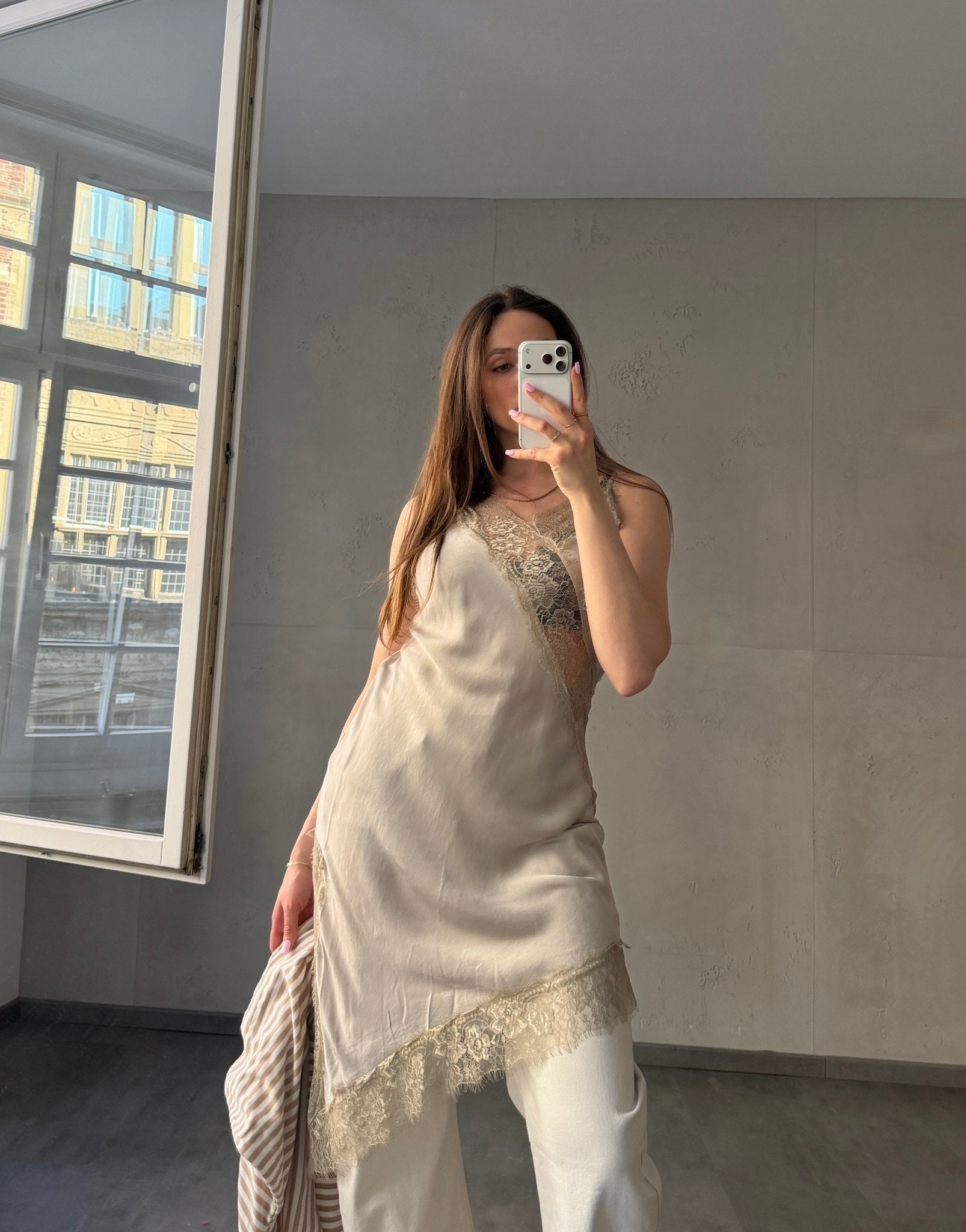 Langes asymmetrisches Spaghetti - Top mit Spitze - Switch - Fashion