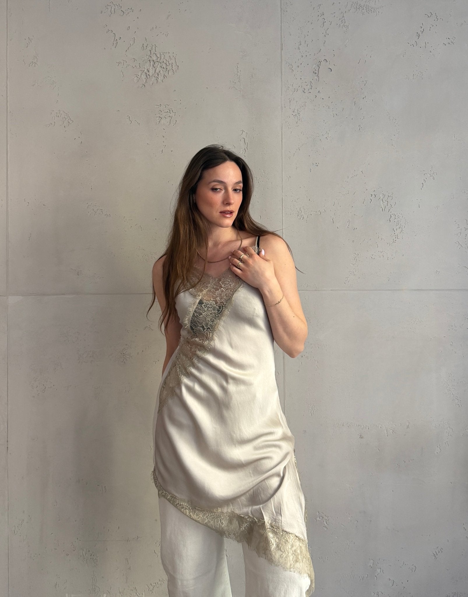 Langes asymmetrisches Spaghetti - Top mit Spitze - Switch - Fashion