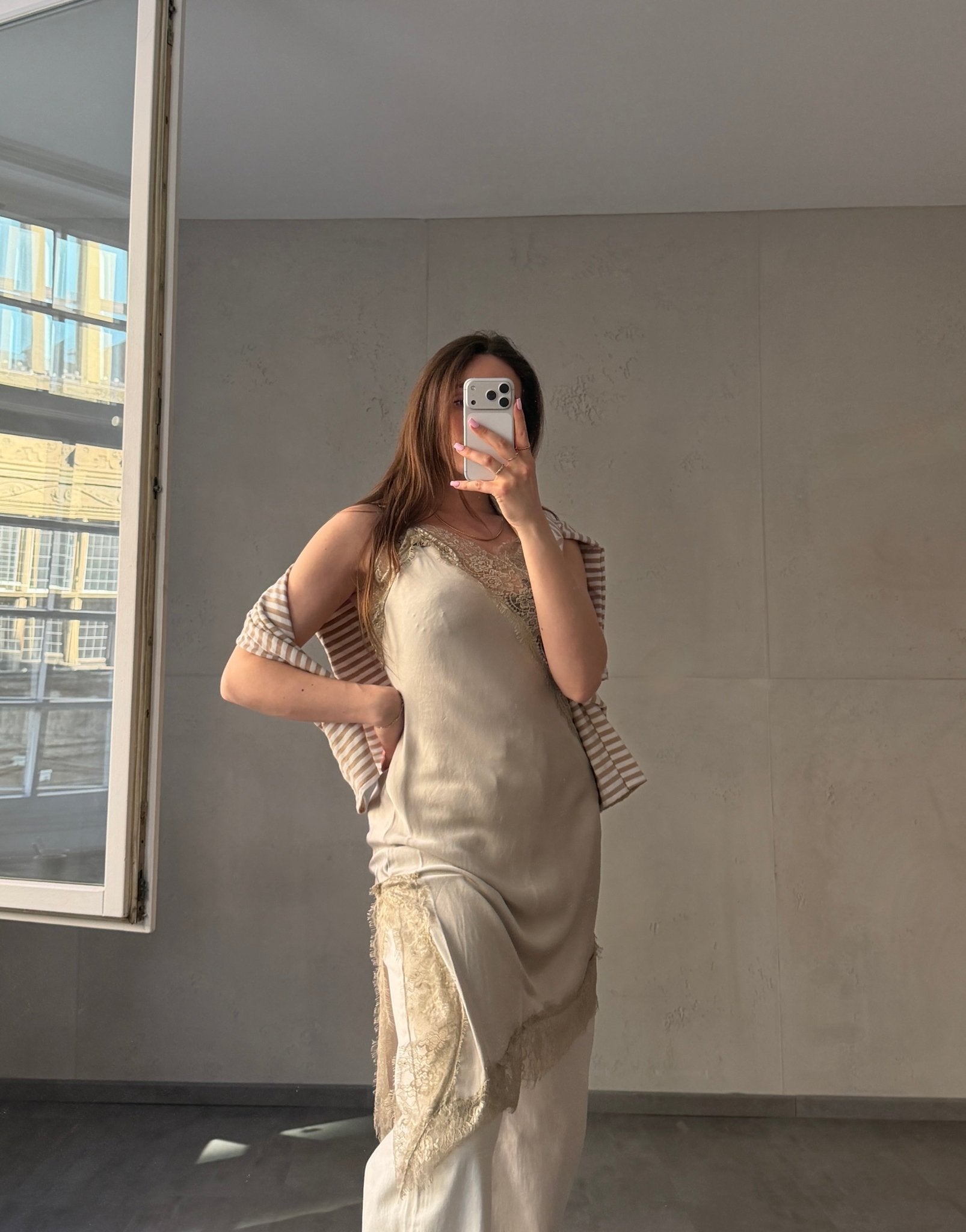 Langes asymmetrisches Spaghetti - Top mit Spitze - Switch - Fashion