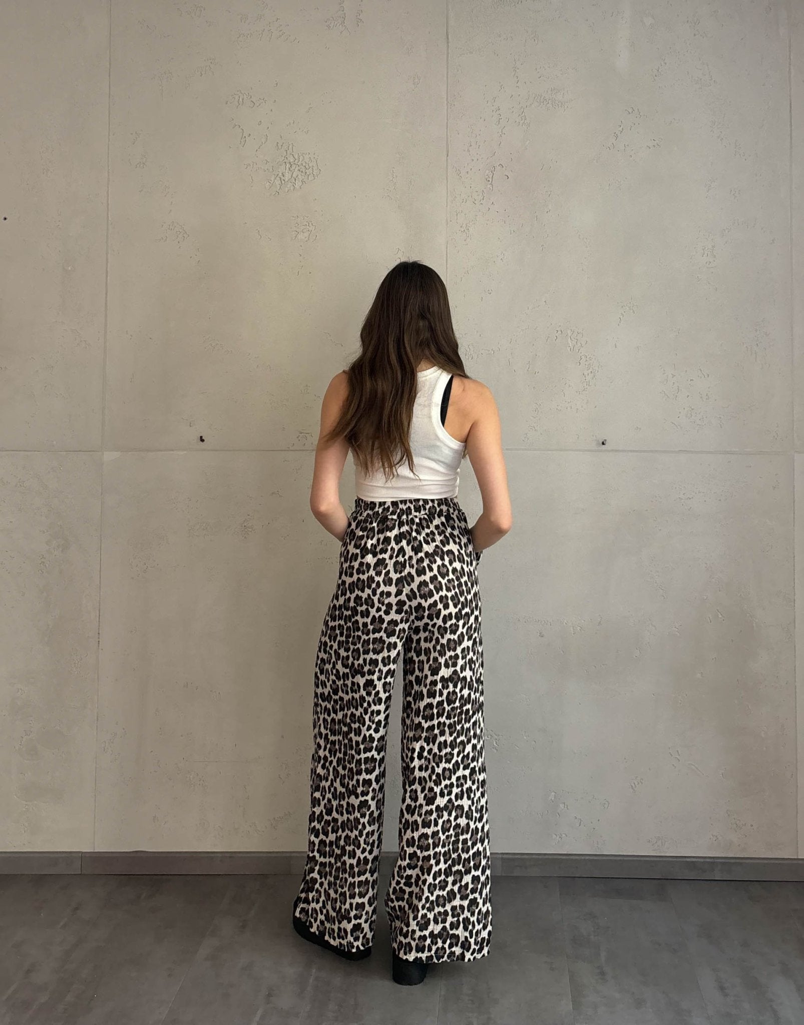 Frau mit brauen Haaren trägt Leo Musselinhose