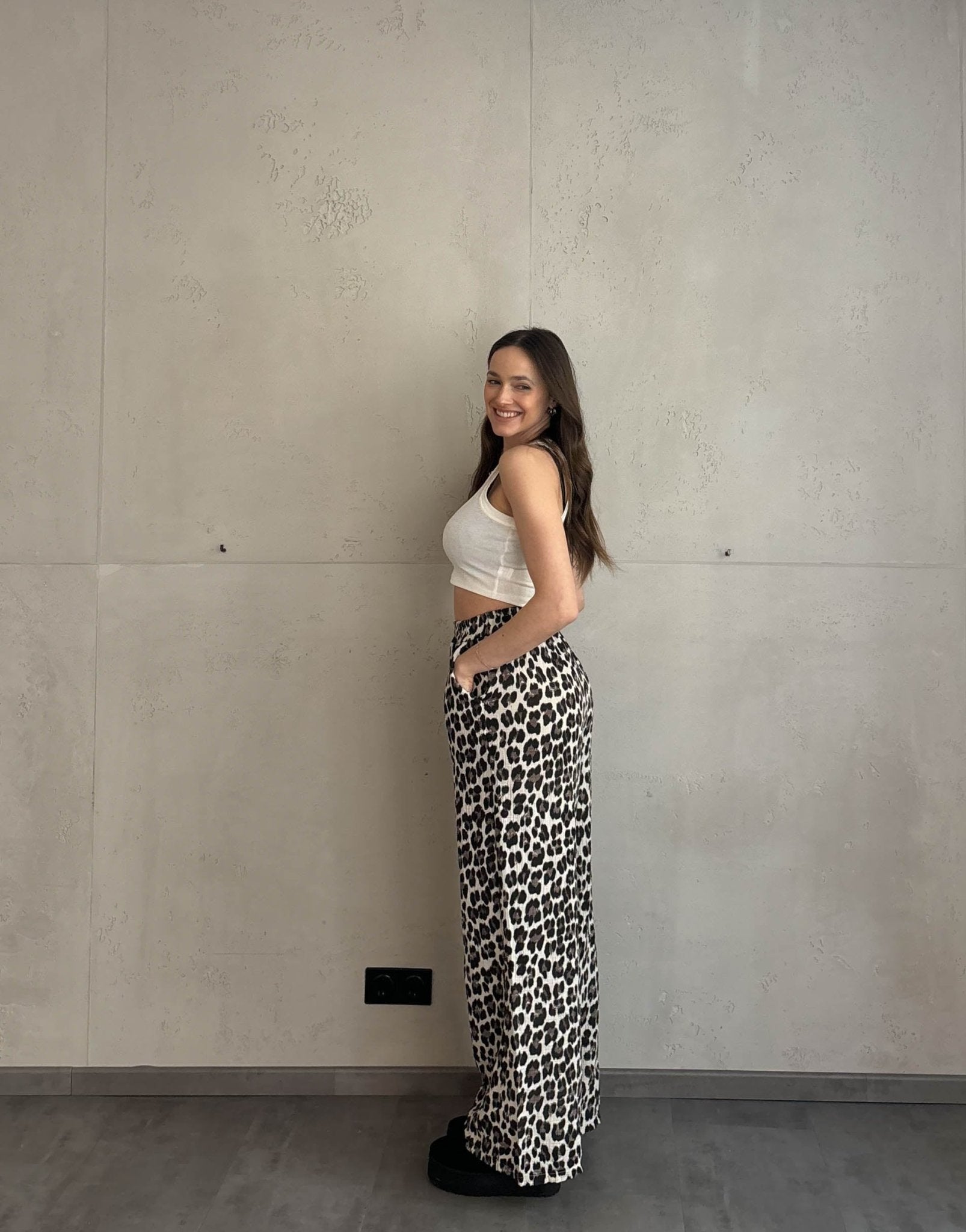 Frau mit brauen Haaren trägt Leo Musselinhose