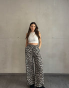 Frau mit brauen Haaren trägt Leo Musselinhose