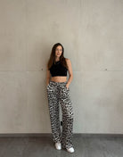 Frau mit braunen Haaren trägt silky Leo hose in weiß