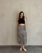 Frau mit brauen Haaren trägt Leo Midirock aus 100% Viskose