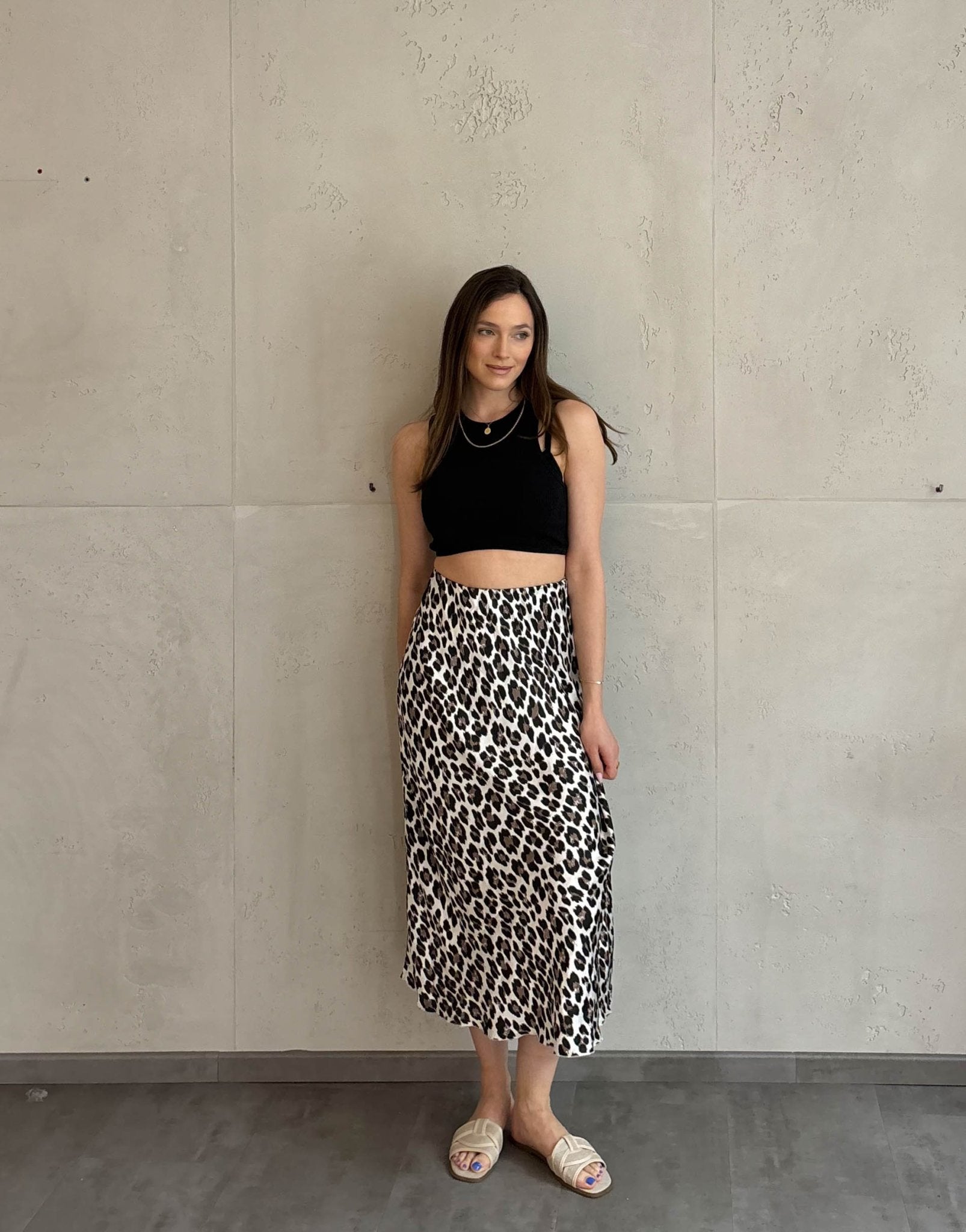 Frau mit brauen Haaren trägt Leo Midirock aus 100% Viskose