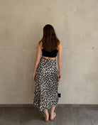 Frau mit brauen Haaren trägt Leo Midirock aus 100% Viskose