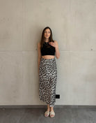 Frau mit brauen Haaren trägt Leo Midirock aus 100% Viskose