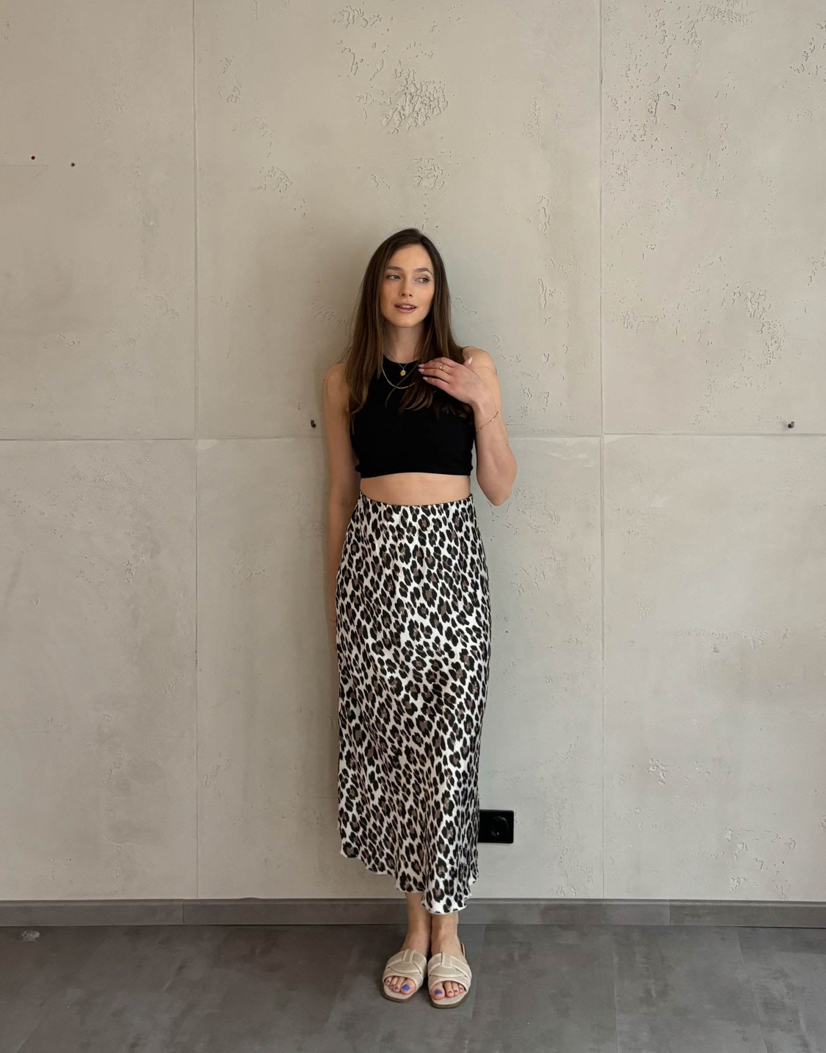 Frau mit brauen Haaren trägt Leo Midirock aus 100% Viskose