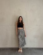 Frau mit brauen Haaren trägt Leo Midirock aus 100% Viskose