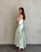 Frau mit braunen Haaren trägt Maxirock in salbei aus Viskose 