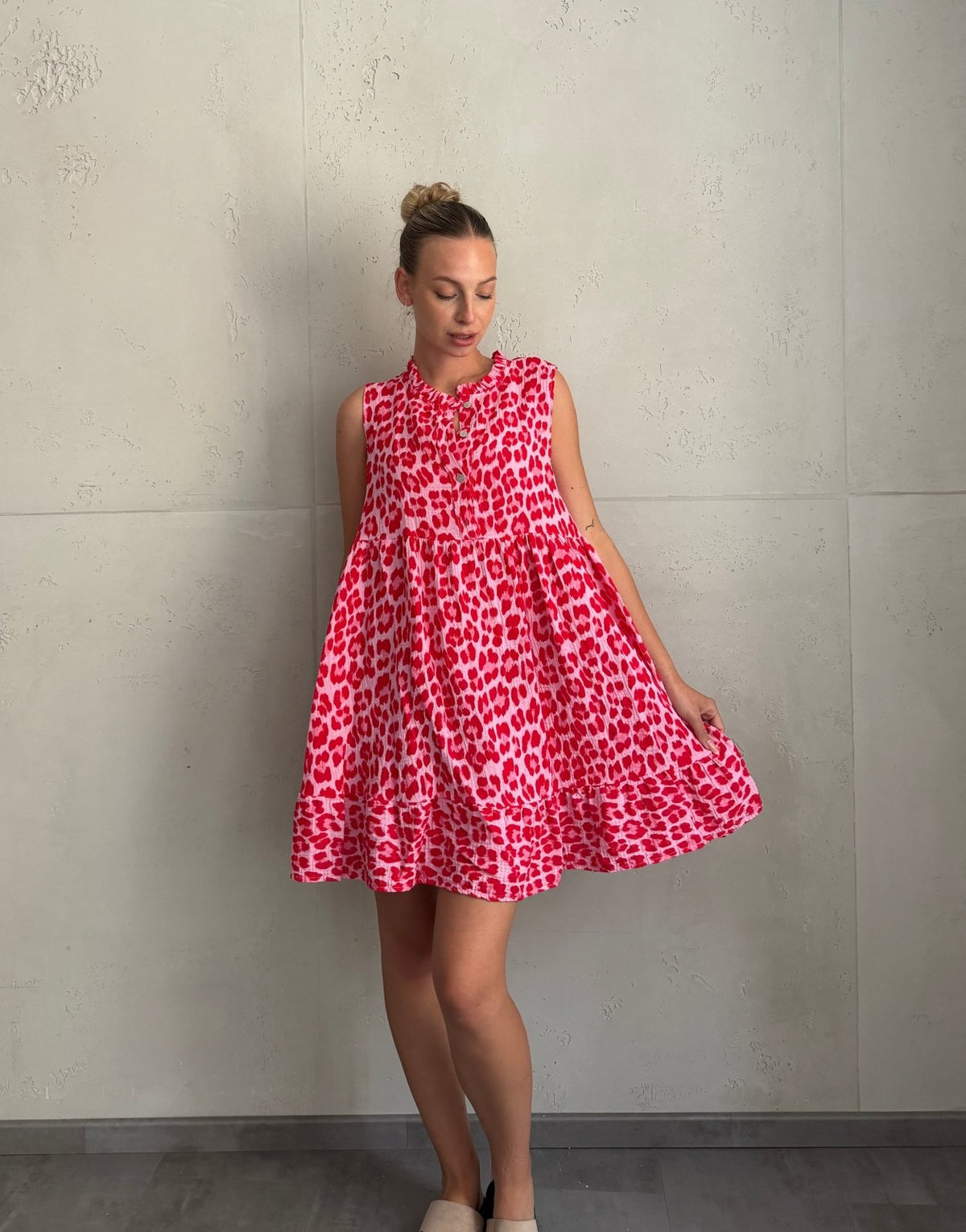 Musselin Leo Minikleid mit Rüschenkragen – Ärmellos - Switch-Fashion