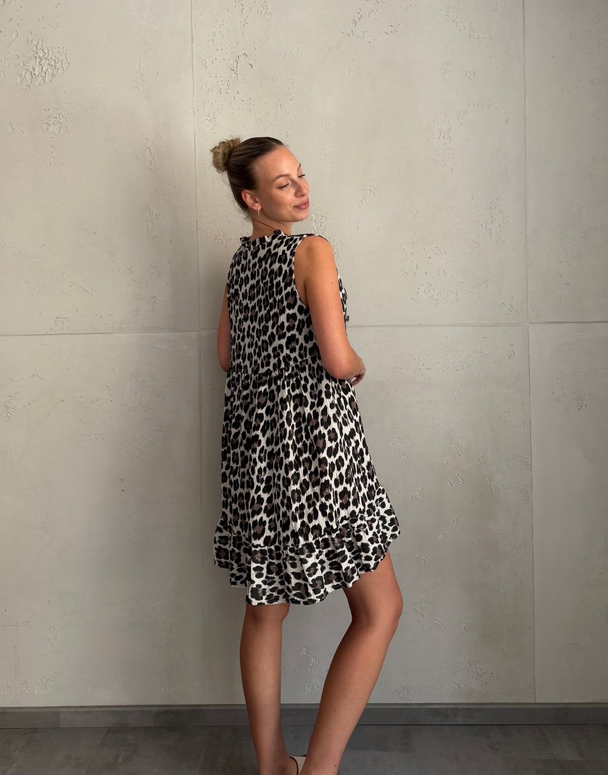 Musselin Leo Minikleid mit Rüschenkragen – Ärmellos - Switch-Fashion