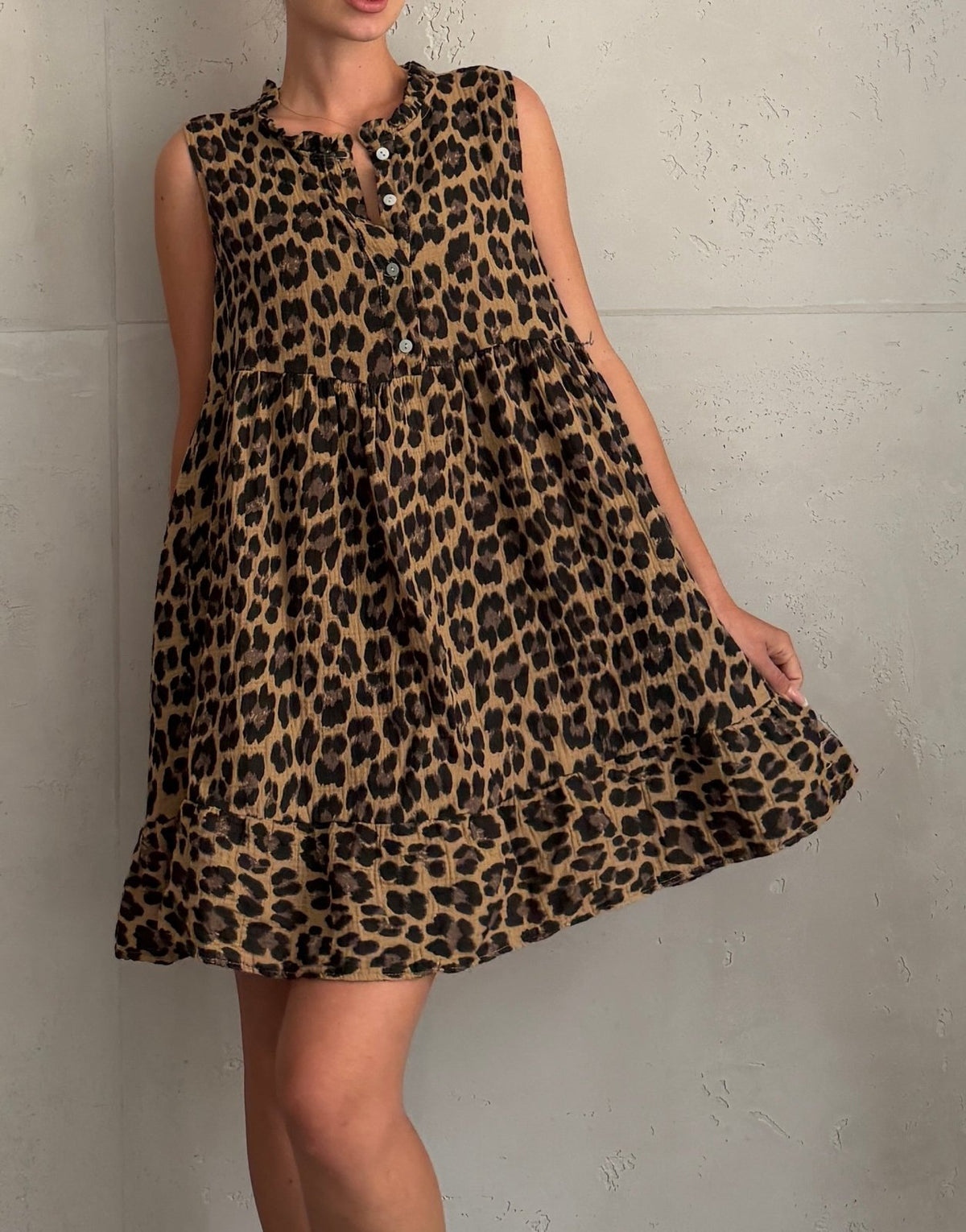 Musselin Leo Minikleid mit Rüschenkragen – Ärmellos - Switch-Fashion