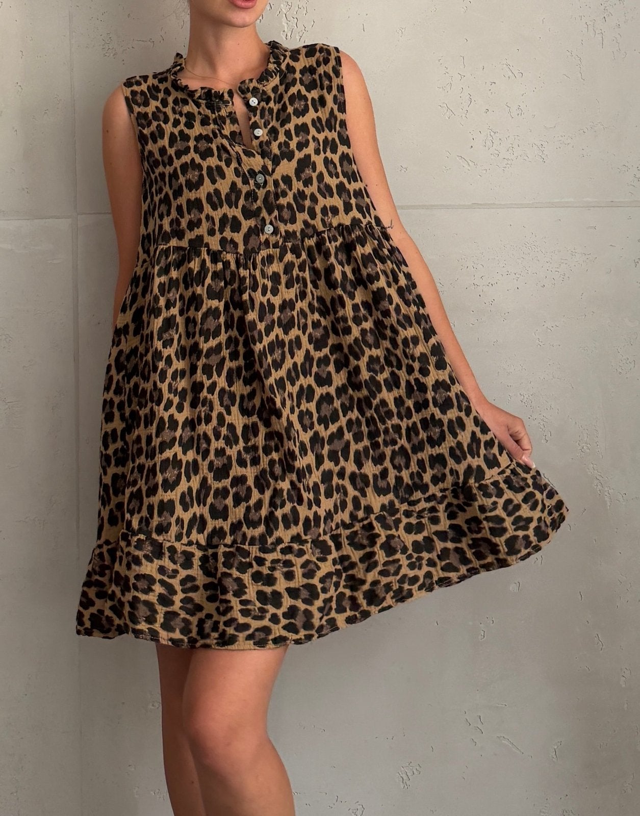 Musselin Leo Minikleid mit Rüschenkragen – Ärmellos - Switch-Fashion