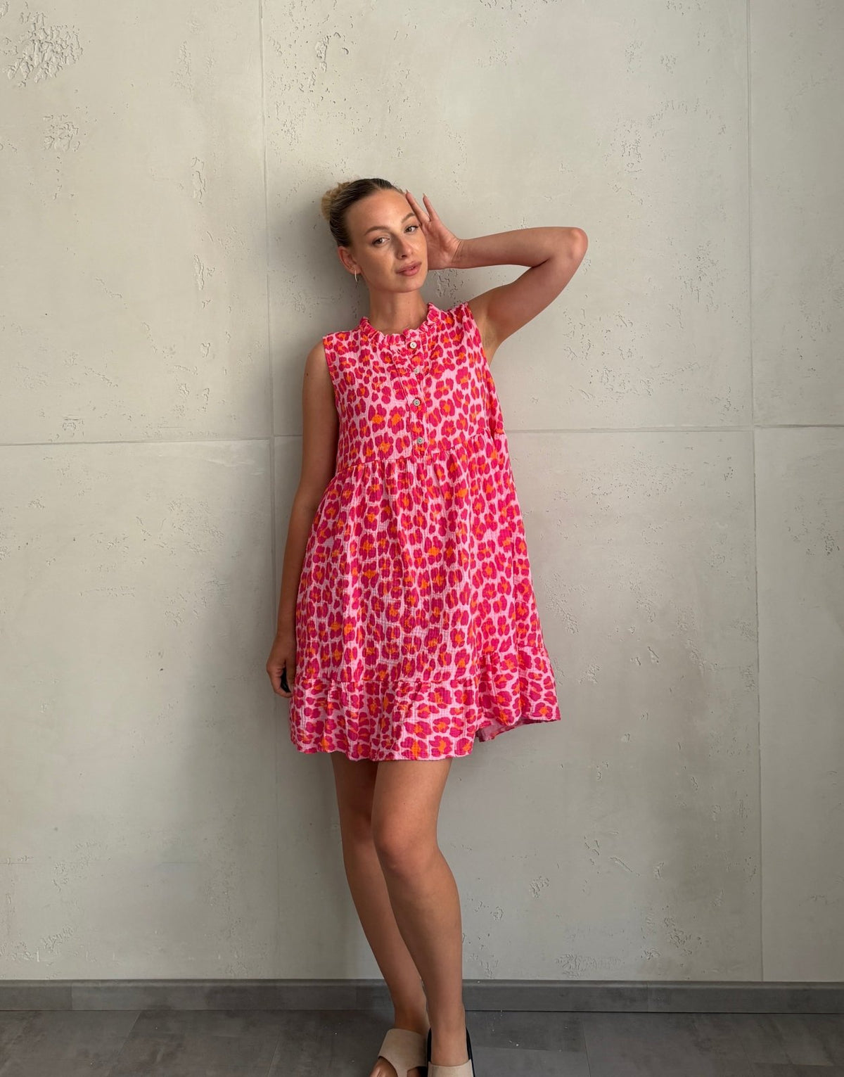 Musselin Leo Minikleid mit Rüschenkragen – Ärmellos - Switch-Fashion