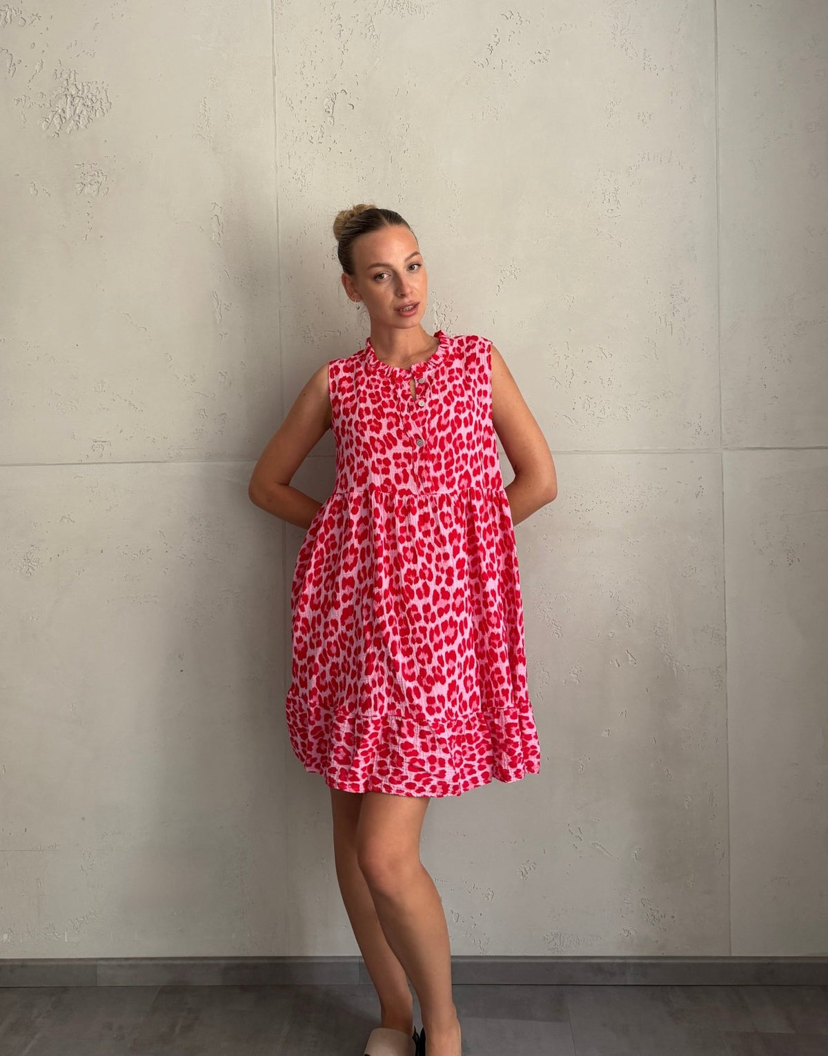 Musselin Leo Minikleid mit Rüschenkragen – Ärmellos - Switch-Fashion