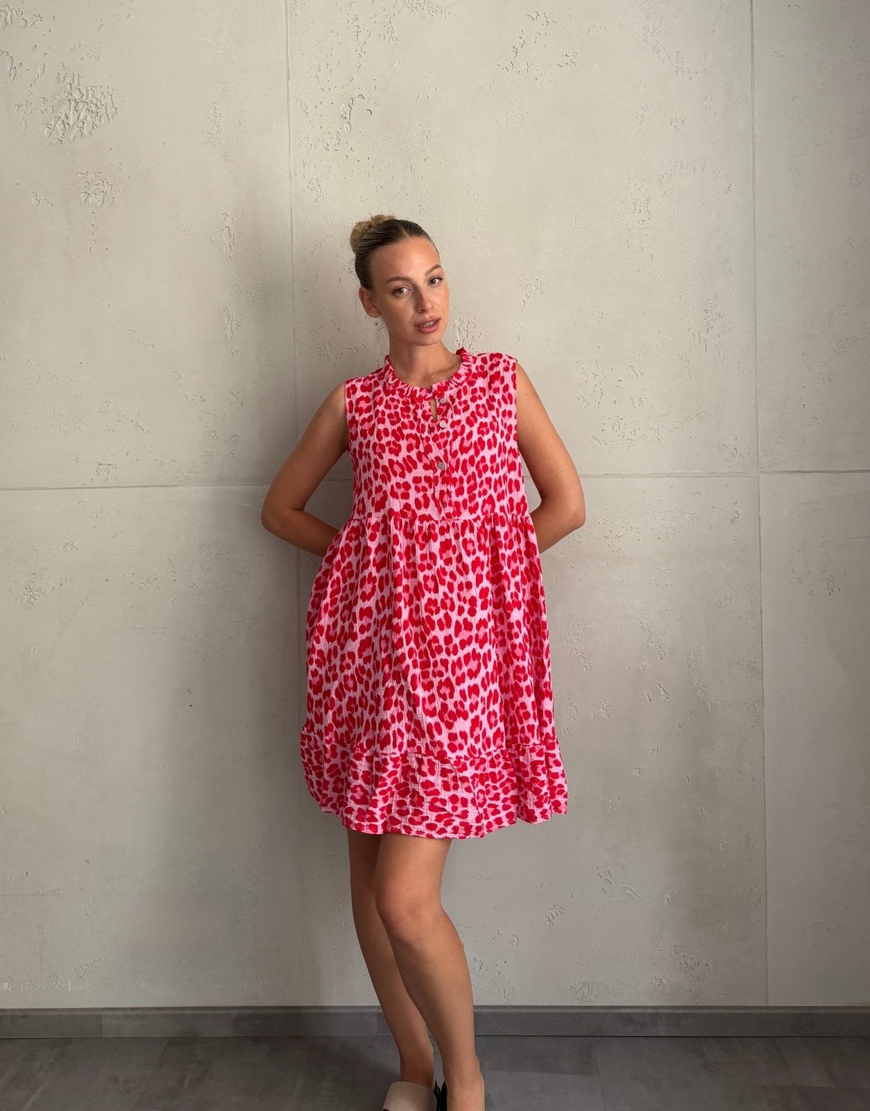 Musselin Leo Minikleid mit Rüschenkragen – Ärmellos - Switch-Fashion