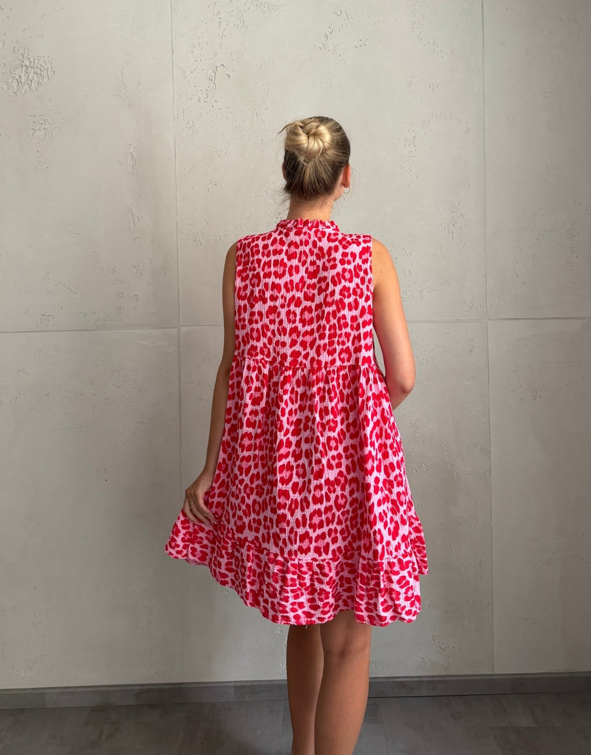Musselin Leo Minikleid mit Rüschenkragen – Ärmellos - Switch-Fashion