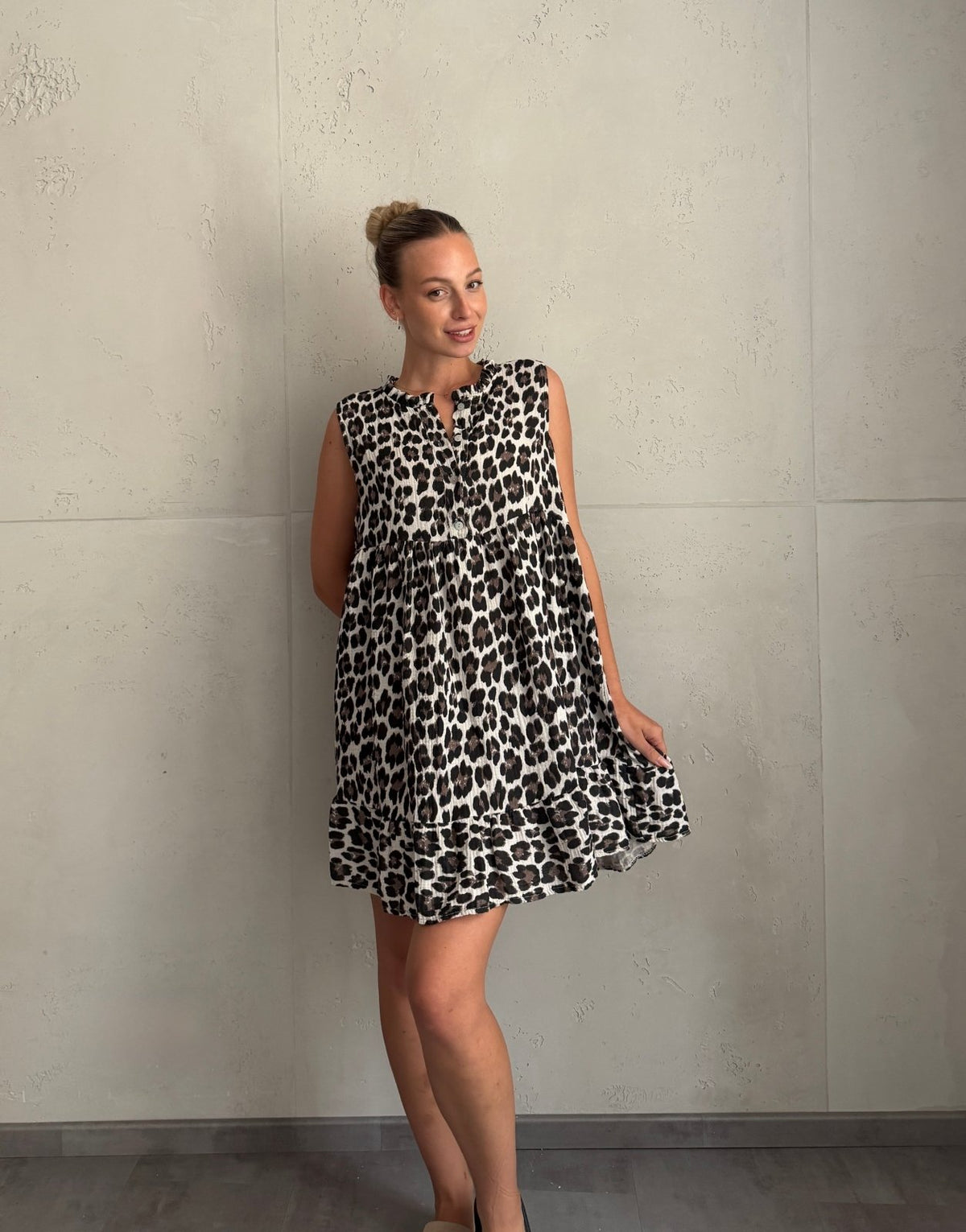 Musselin Leo Minikleid mit Rüschenkragen – Ärmellos - Switch-Fashion