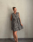 Musselin Leo Minikleid mit Rüschenkragen – Ärmellos - Switch-Fashion