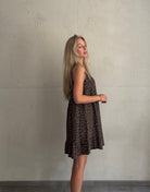 Musselin Leo Minikleid mit Rüschenkragen – Ärmellos - Switch-Fashion