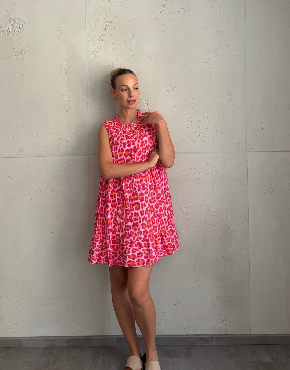 Musselin Leo Minikleid mit Rüschenkragen – Ärmellos - Switch-Fashion