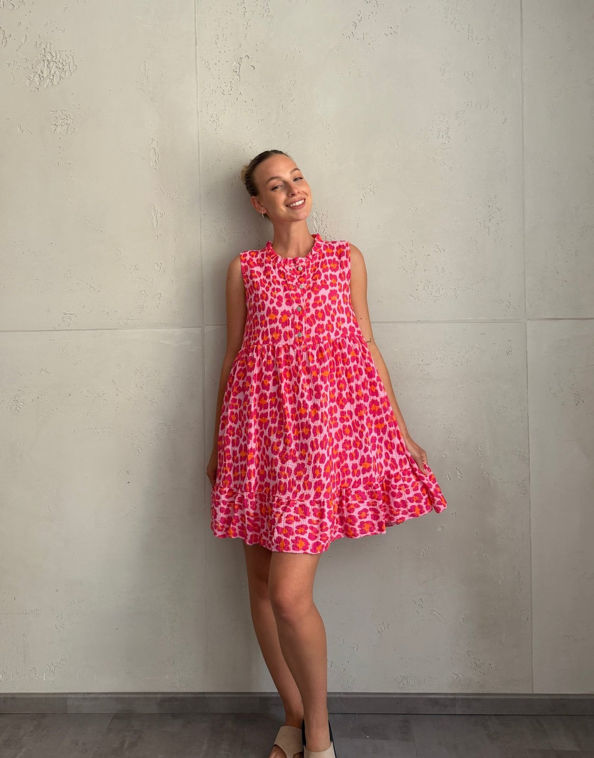 Musselin Leo Minikleid mit Rüschenkragen – Ärmellos - Switch-Fashion
