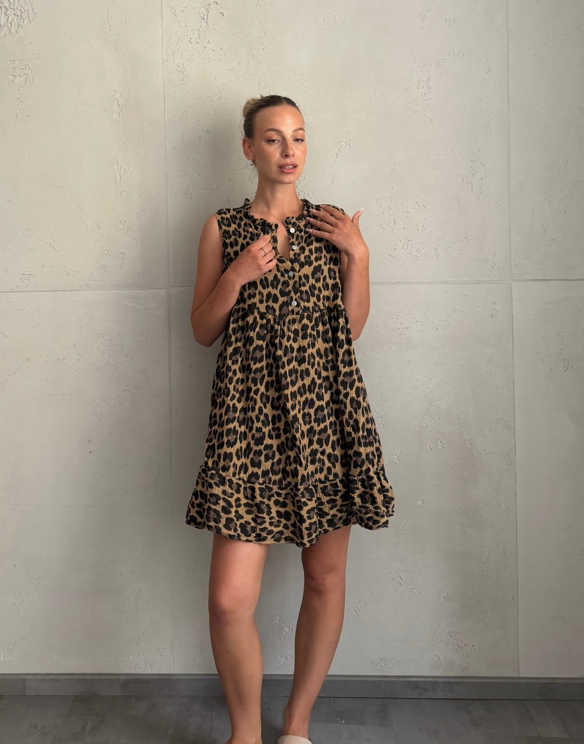 Musselin Leo Minikleid mit Rüschenkragen – Ärmellos - Switch-Fashion