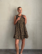 Musselin Leo Minikleid mit Rüschenkragen – Ärmellos - Switch-Fashion