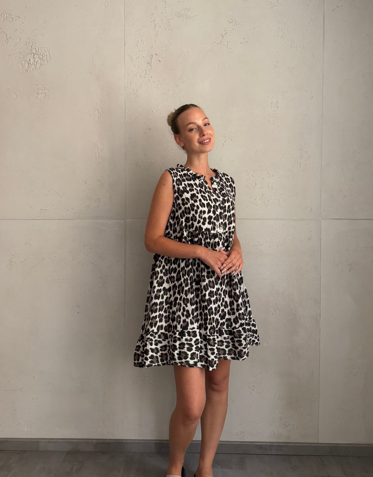 Musselin Leo Minikleid mit Rüschenkragen – Ärmellos - Switch-Fashion