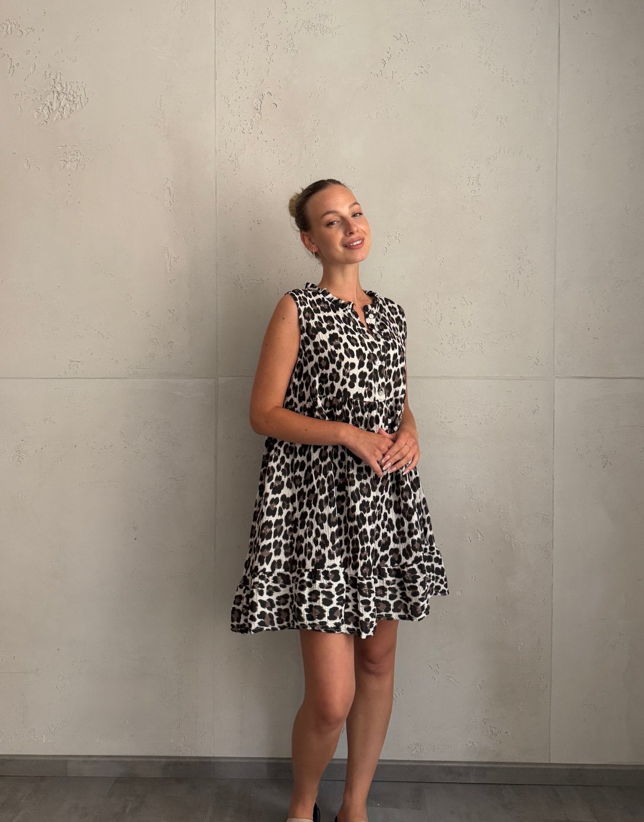 Musselin Leo Minikleid mit Rüschenkragen – Ärmellos - Switch-Fashion