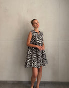 Musselin Leo Minikleid mit Rüschenkragen – Ärmellos - Switch-Fashion