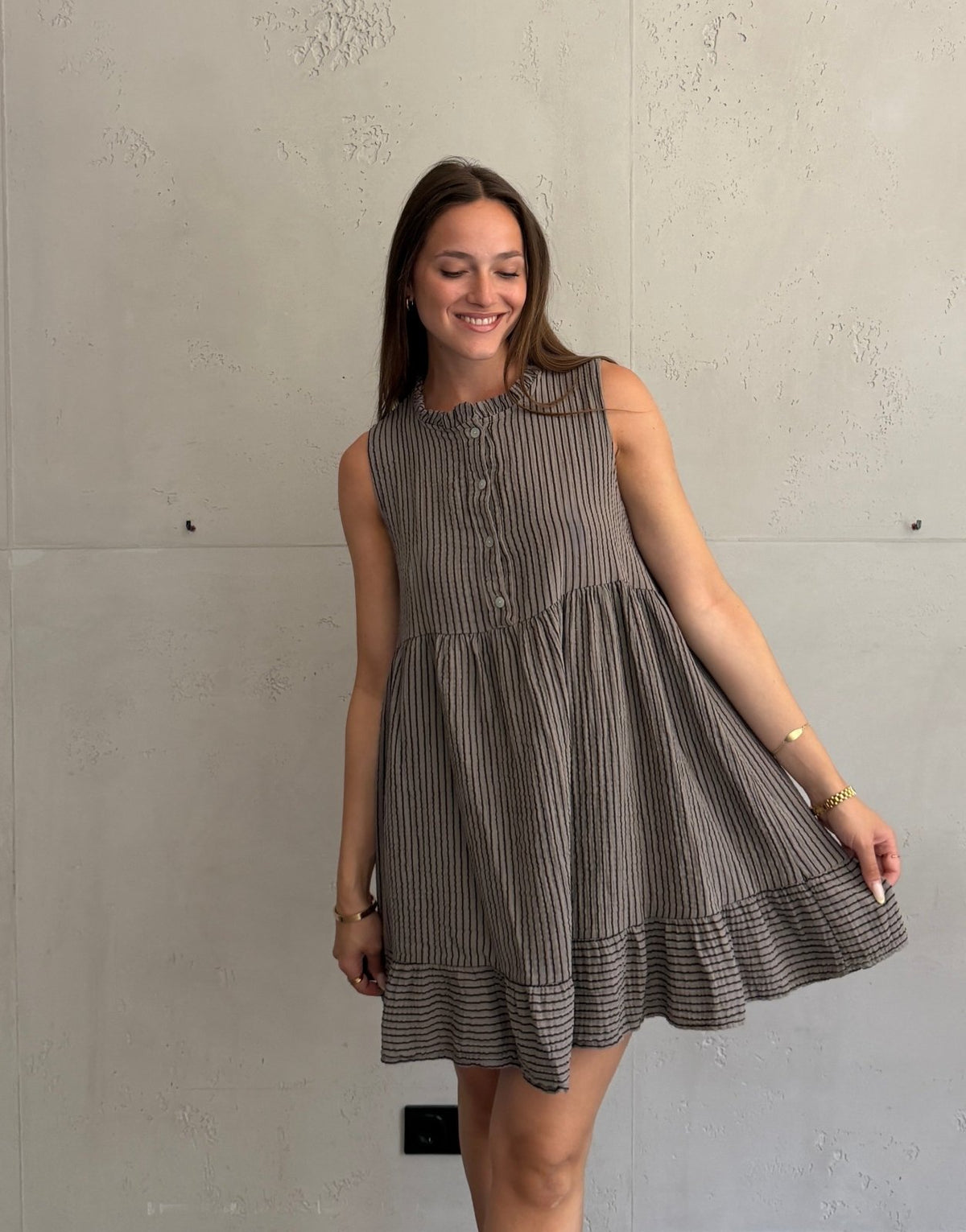 Musselin Minikleid mit Streifen & Rüschenkragen – Ärmellos - Switch-Fashion
