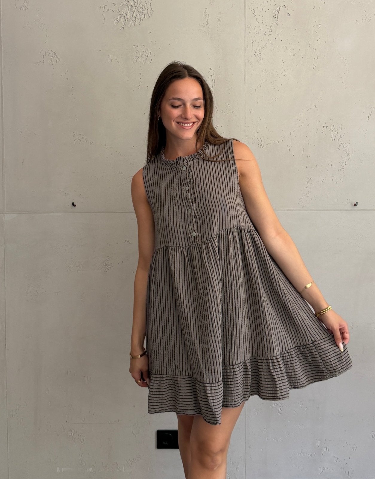 Musselin Minikleid mit Streifen & Rüschenkragen – Ärmellos - Switch-Fashion