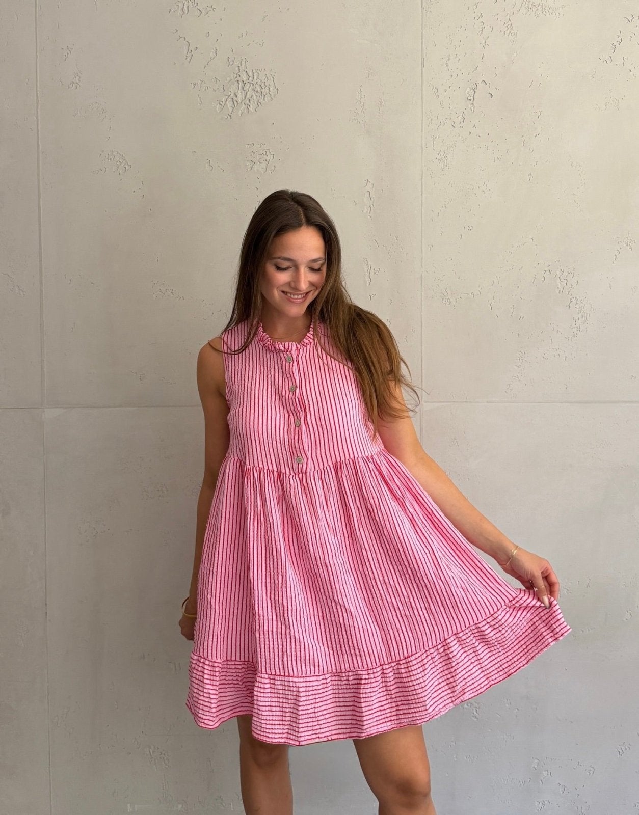 Musselin Minikleid mit Streifen & Rüschenkragen – Ärmellos - Switch-Fashion