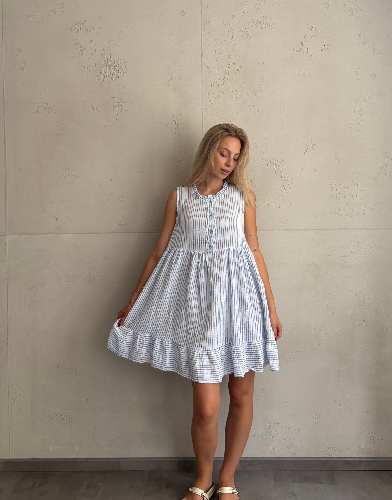 Musselin Minikleid mit Streifen & Rüschenkragen – Ärmellos - Switch-Fashion