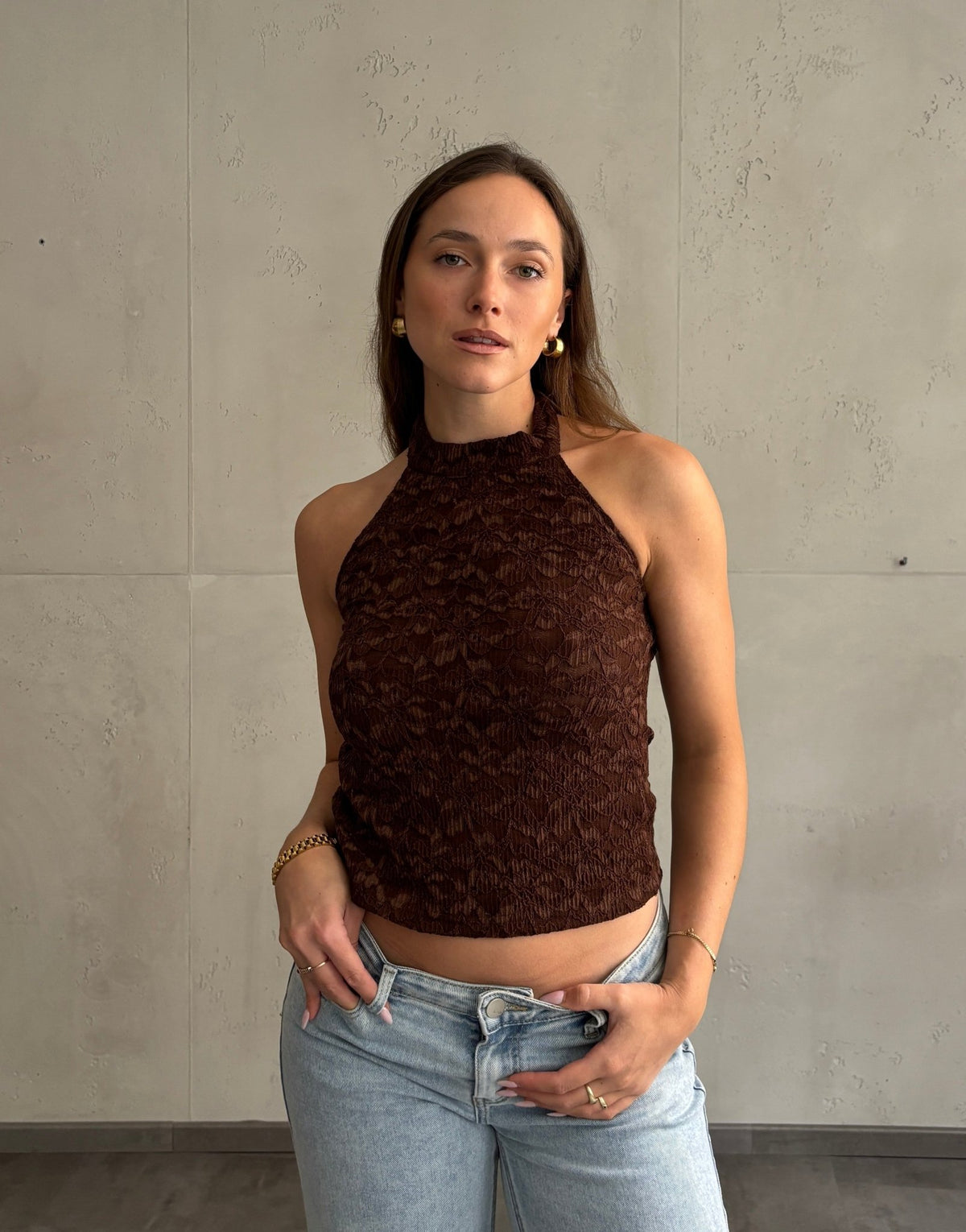 Neckholder Top – Coffee mit dezentem Flower-Detail