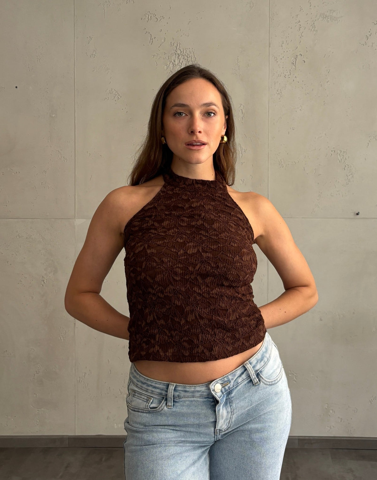 Neckholder Top – Coffee mit dezentem Flower-Detail