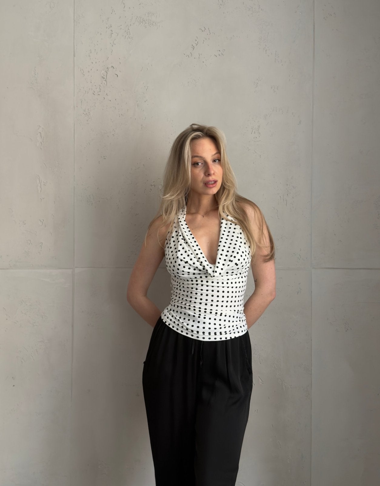 Neckholder Top mit Wasserfallausschnitt & Punkten – Weiß/Schwarz - Switch - Fashion