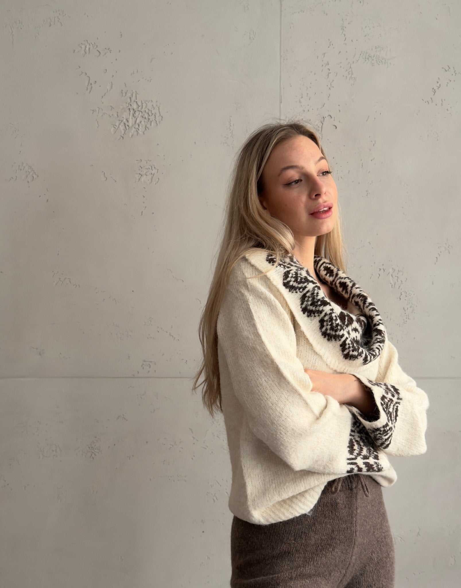 Off - Shoulder Strickpullover mit Schneeflocken Design - Switch - Fashion