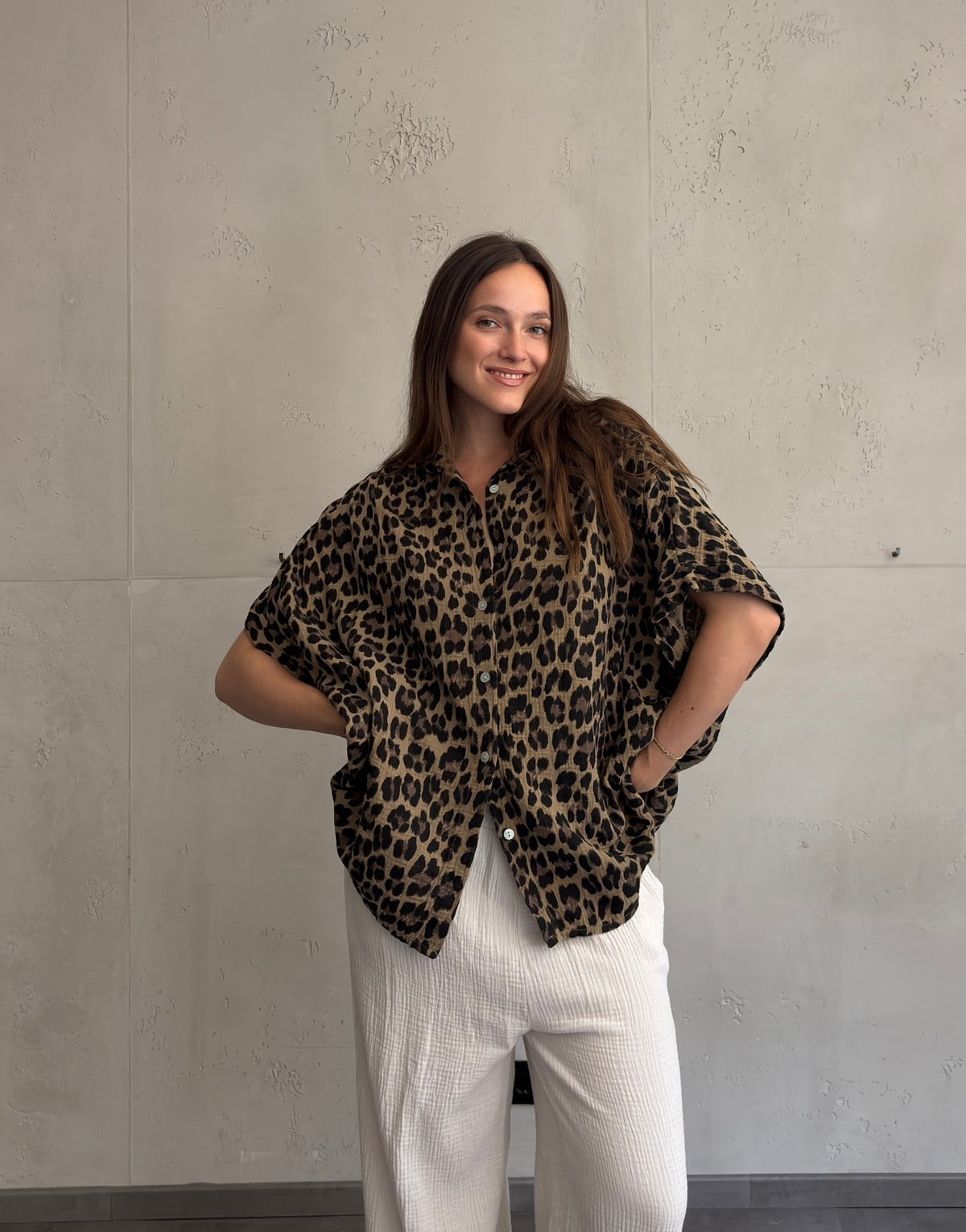 Oversize Leo Musselin Bluse mit kurzen Ärmeln