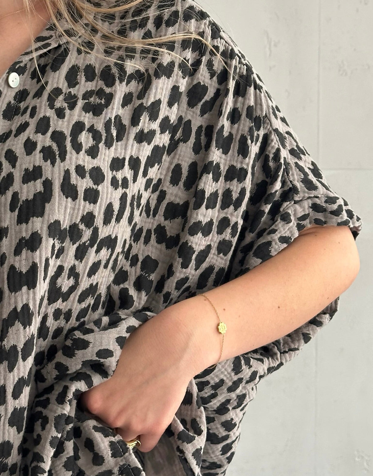 Oversize Leo Musselin Bluse mit kurzen Ärmeln