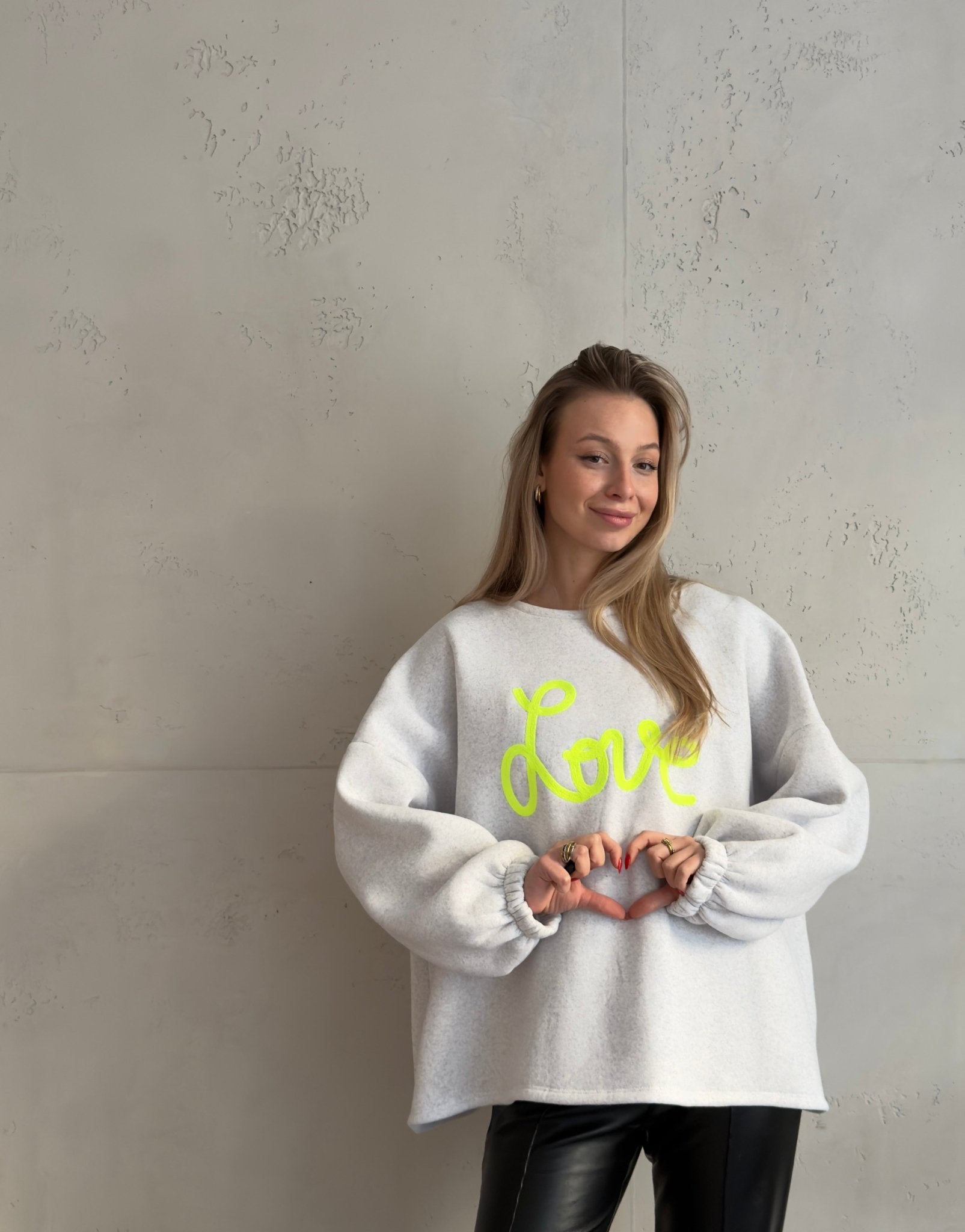 Oversize Sweatshirt mit Love Stickerei - Switch - Fashion