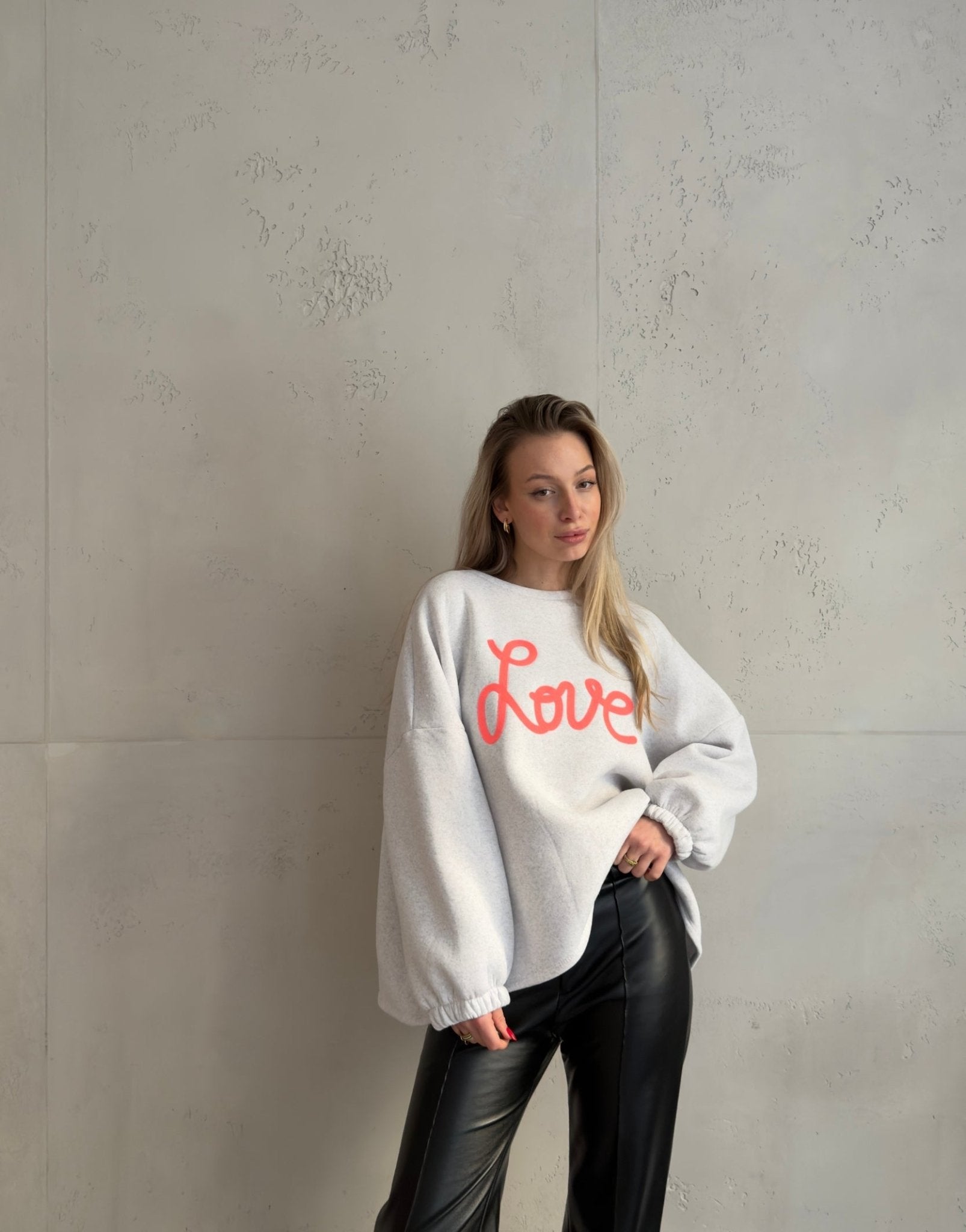 Oversize Sweatshirt mit Love Stickerei - Switch - Fashion