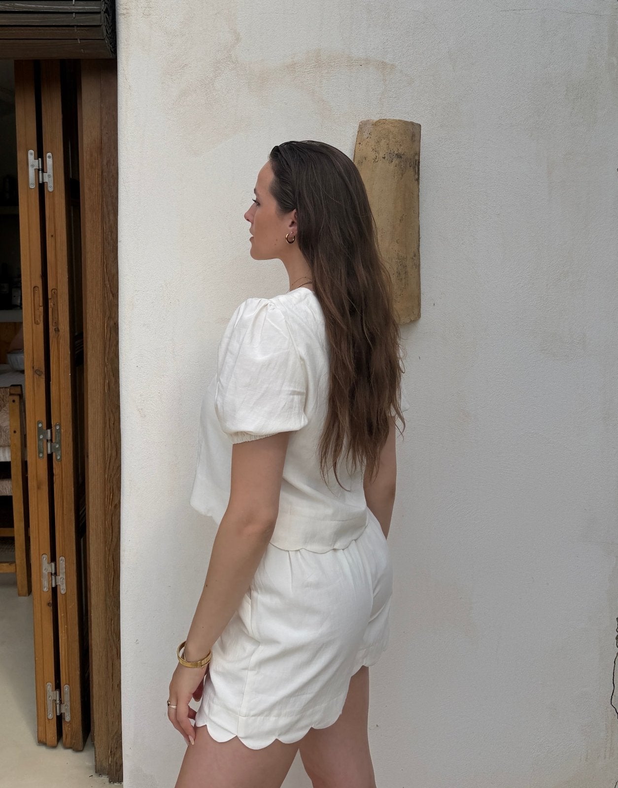 Puffärmel Bluse zum Binden – V-Ausschnitt, Wellenrand, Offwhite - Switch-Fashion
