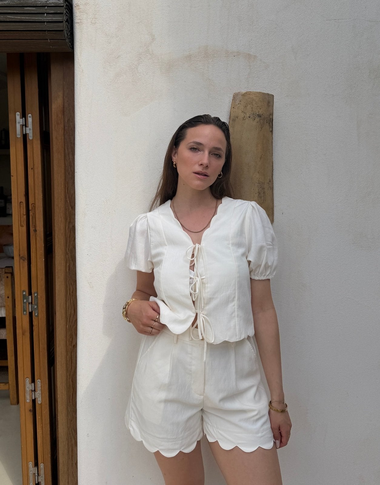 Puffärmel Bluse zum Binden – V-Ausschnitt, Wellenrand, Offwhite - Switch-Fashion