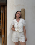 Puffärmel Bluse zum Binden – V-Ausschnitt, Wellenrand, Offwhite - Switch-Fashion