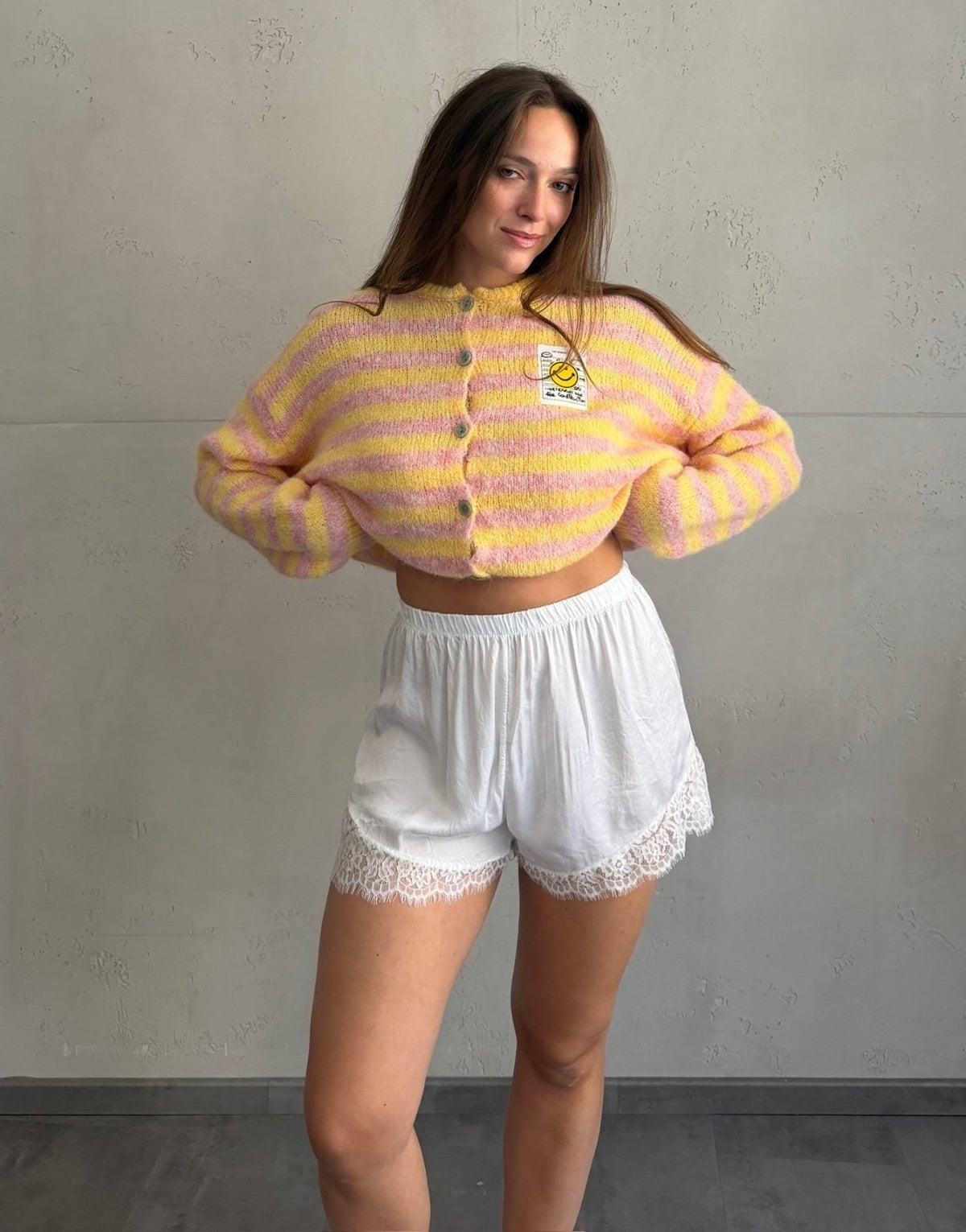 Shorts mit Spitzenabschluss in Uni - Switch-Fashion